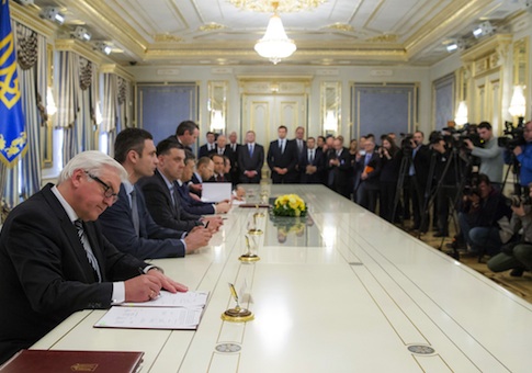 Germany Foreign Minister Steinmeier (L) signs an EU-mediated peace deal between Ukraine's President Viktor Yanukovich and opposition leaders in Kiev