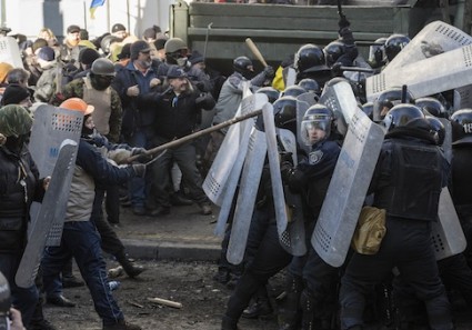 Anti-government protesters clash with Interior Ministry members in Kiev