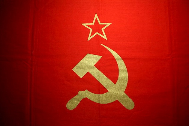 800px-Hammer_and_Sickle_on_Flag_of_Soviet_Union