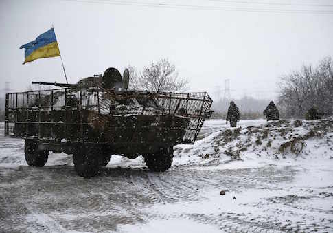Ukrainian armed forces take their position near Debaltseve, eastern Ukraine February 16, 2015