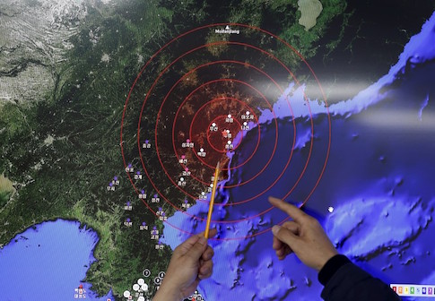 Ko Yun-hwa (L), Administrator of Korea Meteorological Administration, points at where seismic waves observed in South Korea came from, during a media briefing at Korea Meteorological Administration in Seoul, South Korea, January 6 / Reuters