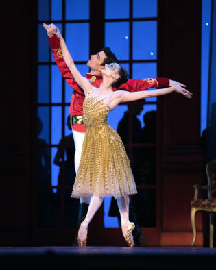 San Francisco Ballet's Maria Kochetkova and Joseph Walsh as Cinderella and the Prince / Eric Tomasson