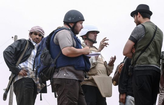 American journalist Steven Sotloff talks to Libyan rebels on the Al Dafniya front line
